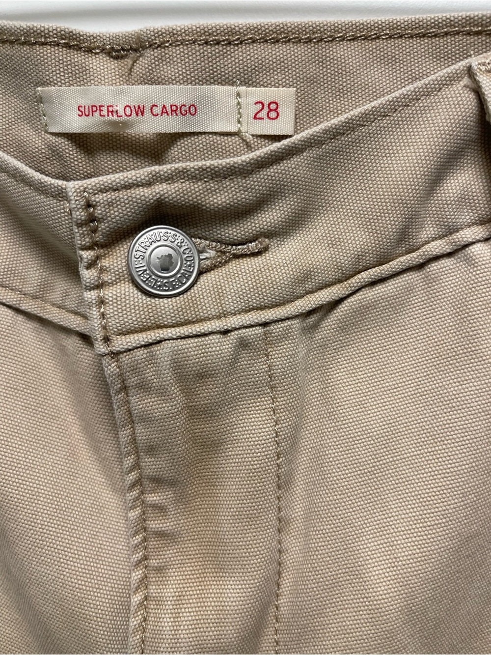 Levi’s Superlow Loose Cargo Pants in a Size 28 - Picture 4 of 7